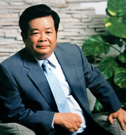 曹德旺,1946年生,现任福耀玻璃工业集团股份有限公司董事长.