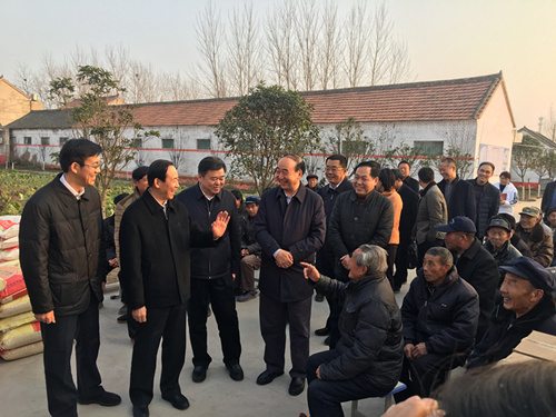 中华慈善总会常务副会长王树峰(左二)与河南省慈善总会会长邓永俭(左四)、周口市委书记徐光(左三)看望敬老院老人_副本.jpg 中华慈善总会常务副会长王树峰(左二)与河南省慈善总会会长邓永俭(左四)、周口市委书记徐光(左三)看望敬老院老人_副本.jpg