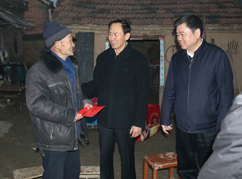 中华慈善总会常务副会长王树峰(左二)与周口市委书记、市人大常委会主任徐光(左三)深入困难家庭走访慰问_副本.jpg 中华慈善总会常务副会长王树峰(左二)与周口市委书记、市人大常委会主任徐光(左三)深入困难家庭走访慰问_副本.jpg