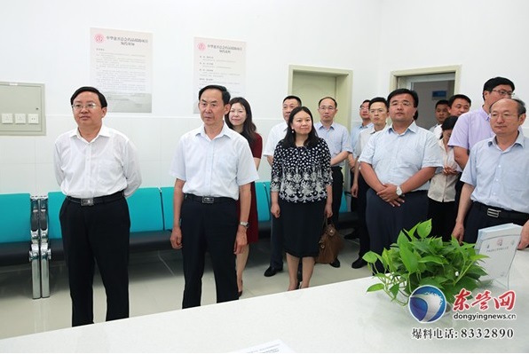 与会人员实地察看了中华慈善总会援助药品东营发药点.jpg