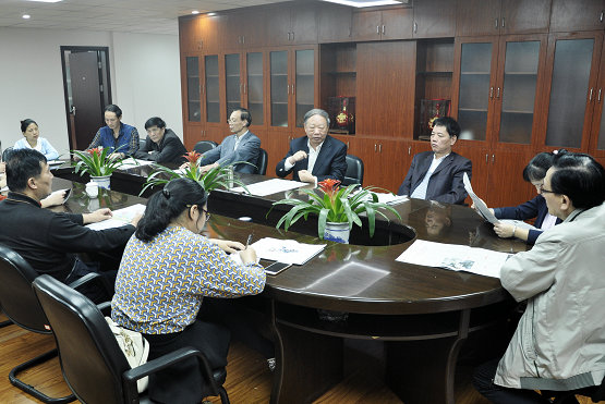 4月22日，叶家松会长组织省总会全体工作人员学习《慈善法》.JPG